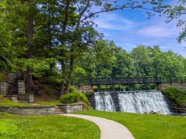 Blairstown New Jersey 'deki Footbridge Park' ta güzel bir şelale..
