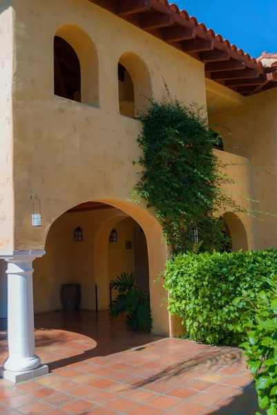 Palm Springs California 'da kemer ve kerpiç tarzı duvarları olan güneybatı mimarisi..