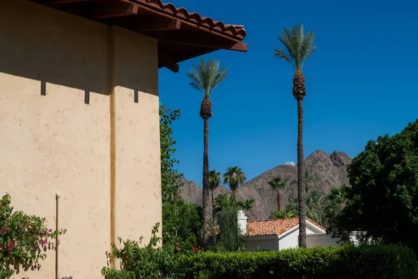 粘土屋根のアーキテクチャとヤシの木と澄んだ青い空 カリフォルニア州 — ストック写真