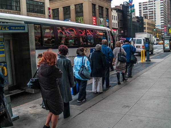 New York November 2007 맨해튼 복판에서 사람들 버스를 기다리고 — 스톡 사진