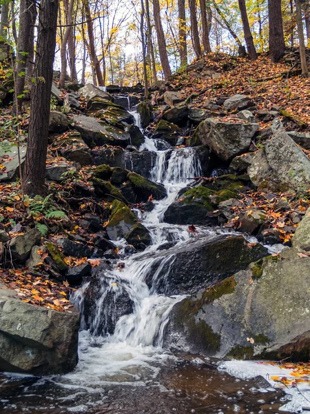 Podzimní Pohled Malý Vodopád Pohoří Pocono Pensylvánii — Stock fotografie