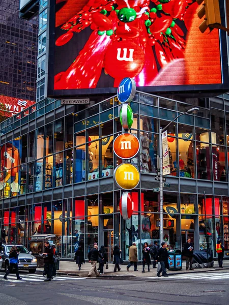 New York November Pedestrians Cross Street Mms Store November 2007 — Stock Photo, Image