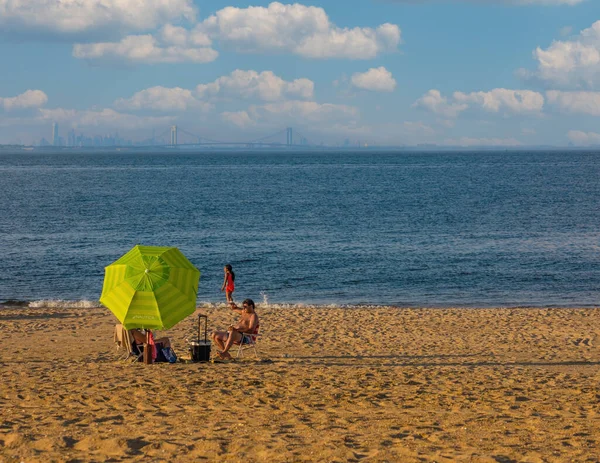 Keansburg Novo Jersey July Uma Família Desfruta Dia Tranquilo Praia — Fotografia de Stock