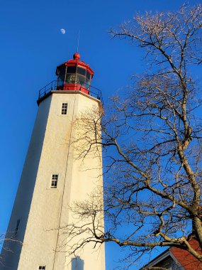 Mavi gökyüzü ve gün ışığı manzaralı Sandy Hook Deniz feneri.