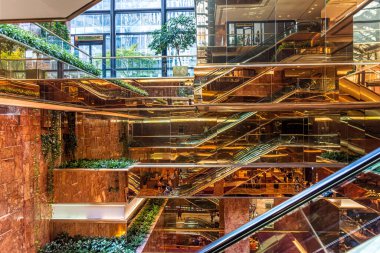 NEW YORK-JULY 24 Temmuz 2015 'te Manhattan' da Trump Tower 'ın içinde yansıtıcı tasarım.