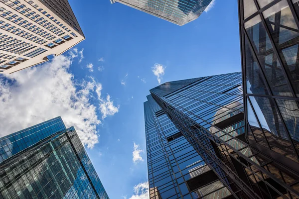 Guardando Alcuni Vecchi Nuovi Grattacieli Contro Cielo Blu New York — Foto Stock