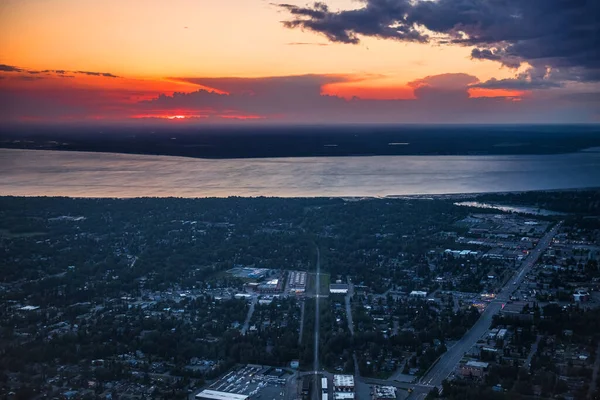 Alaska Anchorage 'da, Alaska Körfezi' ne uzanan bir hava gün batımı manzarası..