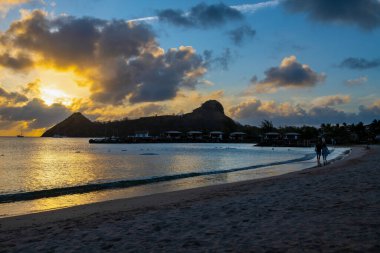Saint Lucia 'daki Rodney Körfezi' nden güvercin adasının gün batımı manzarası.