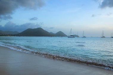 Saint Lucia 'daki Rodney Körfezi sahilindeki Turkuaz suyu..