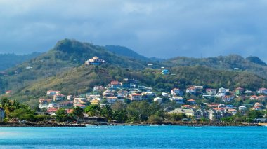 Saint Lucia 'daki dağ yamacındaki renkli evlerin manzarası..