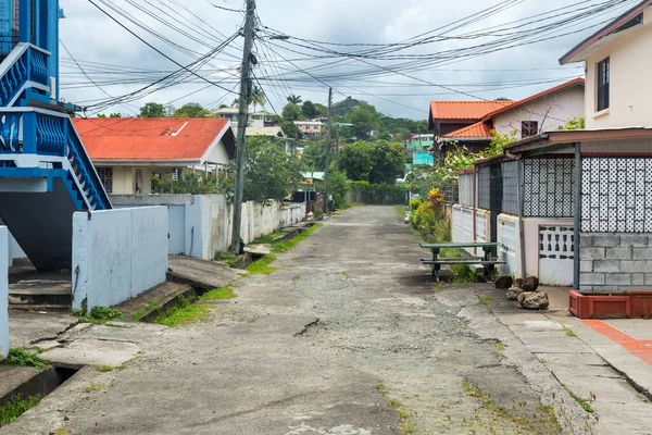 Karayip adası Saint Lucia 'da evleri olan tipik bir sokak..