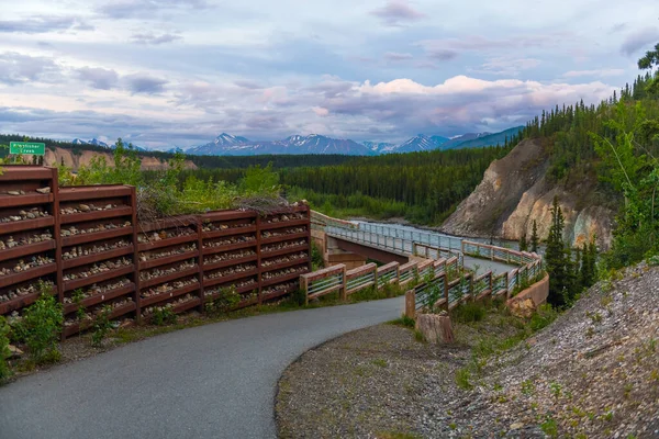Naturskön Utsikt Med Promenadstig Nära Kingfisher Creek Alaska — Stockfoto