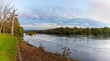 Pennsylvania 'daki Washington Crossing State Park' taki Delaware Nehri 'nin alacakaranlık manzarası.