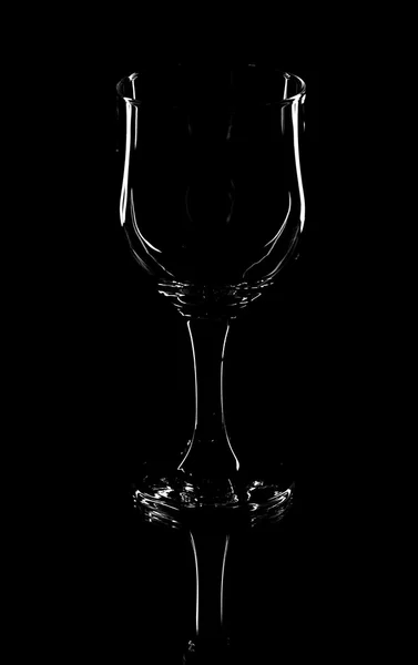 Weinglas auf schwarzem Hintergrund — Stockfoto