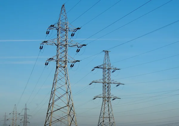 Elektrische noodkrachtbron mast in front perspecti — Stockfoto