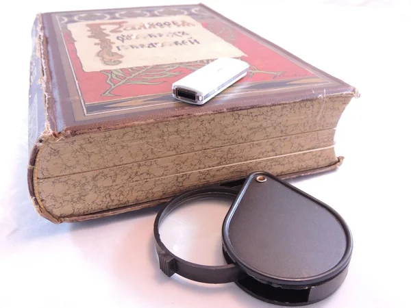 Magnifying glass and old books — Stock Photo, Image