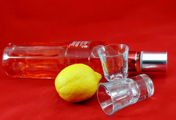 Drink in a bottle and glasses, lemon/ — Stockfoto