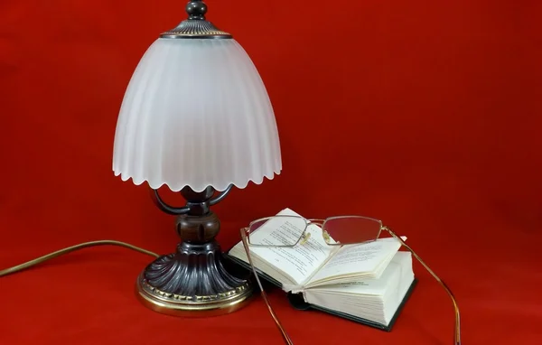 Lampada da tavolo e libro aperto — Foto Stock