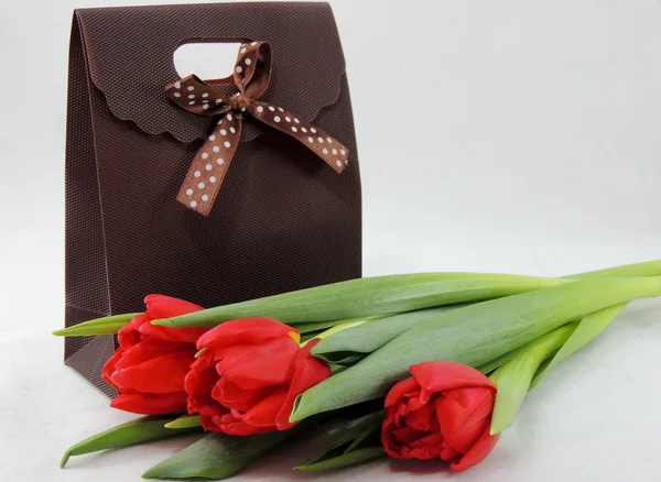 Tulips and gift wrap — Stock Photo, Image