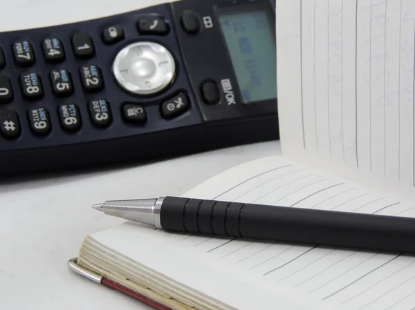 Telefone, caderno, caneta — Fotografia de Stock