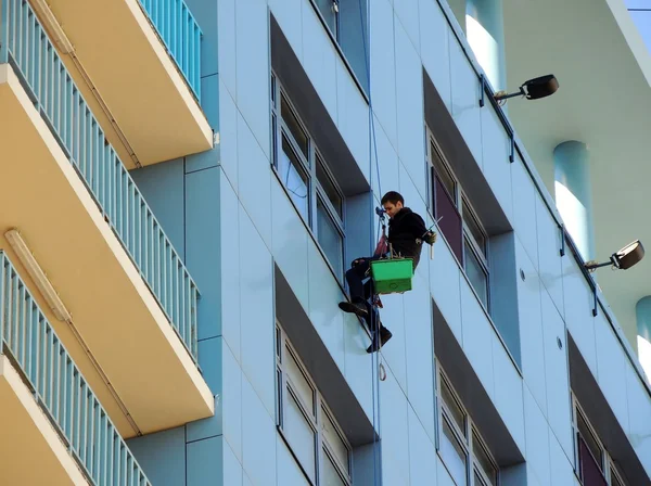 Framework cleans windows — Stock Photo, Image