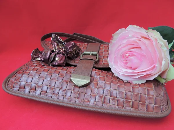 Ledertasche mit einer Rose — Stockfoto