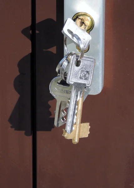 The door with the keys in the lock — Stock Photo, Image