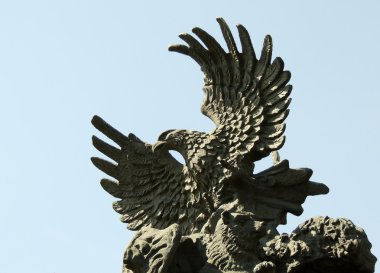 Bir kartal heykeli