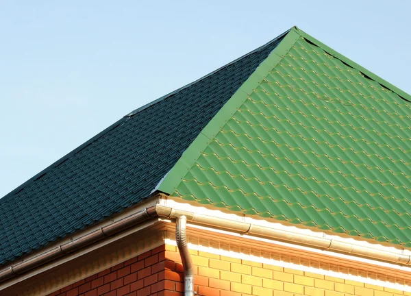 Zielony dach budynku — Zdjęcie stockowe