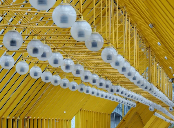 Cruzando el puente, peatones, luz, amarillo — Foto de Stock