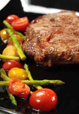 kızarmış biftek ile kızarmış sebze