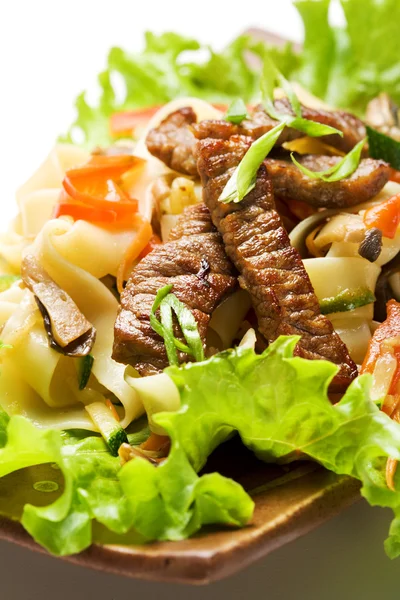 Tagliatelle con manzo e verdure — Foto Stock