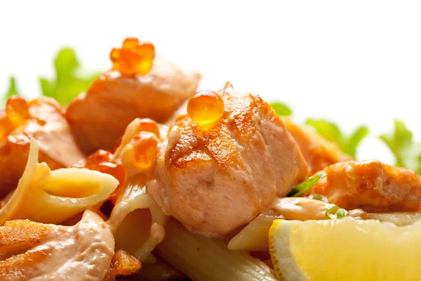 Salmone con caviale e tagliatelle — Foto Stock