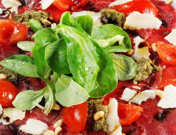 Carne de bovino com folhas de salada e tomate — Fotografia de Stock