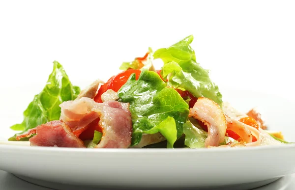 Salade à la viande et aux feuilles de légumes — Photo