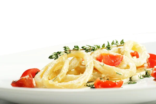 Bläckfiskringar och tomatsallad — Stockfoto