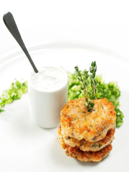 Mini bife de salmão com pepino fresco — Fotografia de Stock