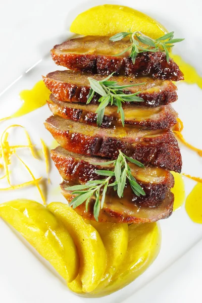 Carne di anatra arrosto con fetta di mela — Foto Stock