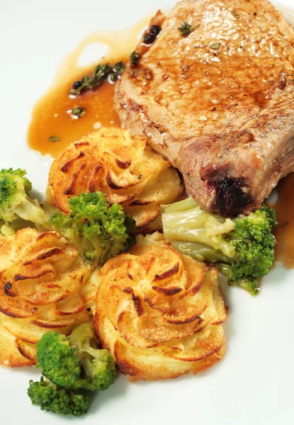 Varkensvlees "briskets" aangeduide met aardappel — Stockfoto