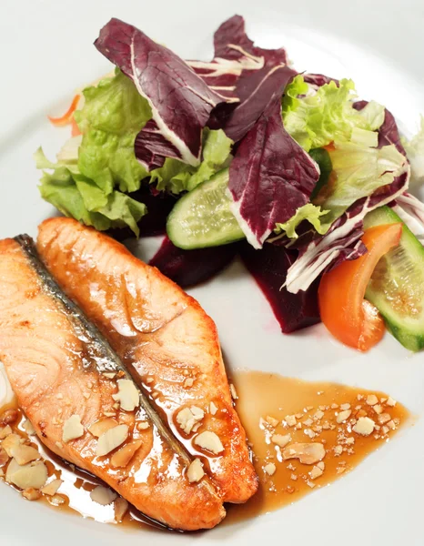 Salmón a la parrilla y verduras con salsa —  Fotos de Stock