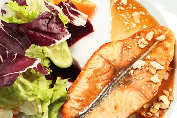 Gegrillter Lachs und Gemüse mit Sauce — Stockfoto