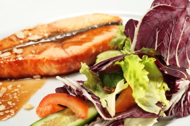 ızgara somon ve sebze sos ile