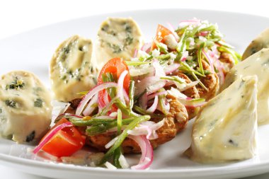 tavuk rulo bitkisel kemik iliği Galette'ye ve sebze ile