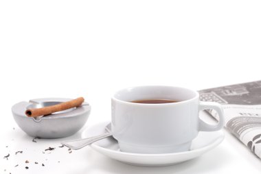 çay, kül tablası ve gazete