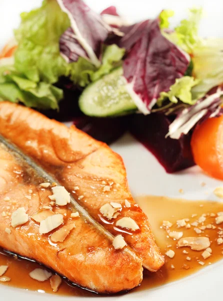 Salmón a la parrilla y verduras con salsa —  Fotos de Stock