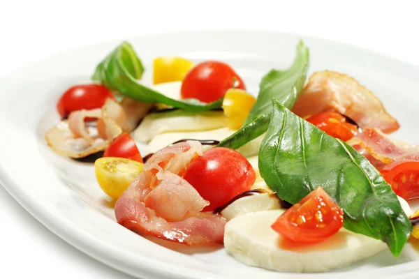 Salade met cherry tomaat en buffalo kaas — Stockfoto