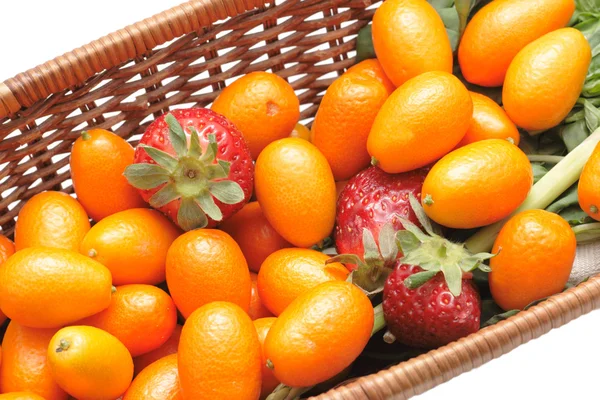 Kumquats e morango — Fotografia de Stock