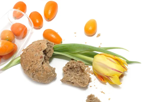 Tulipán, a kenyér és a kumquats — Stock Fotó