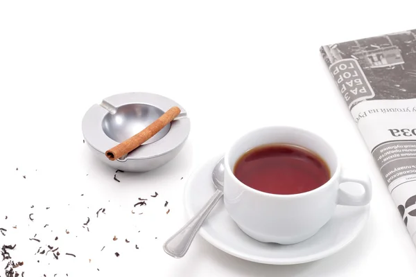 Чай, пепельница и газета — стоковое фото