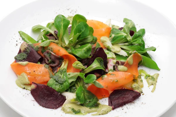 Zelenina a roe jídlo salát — Stock fotografie